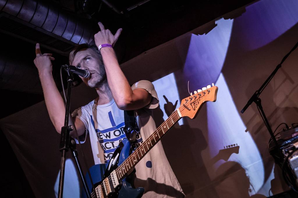 LIVE: Rozjařený a roztančený večer v podání Koňe a Prase a Midi Lidi. Ostravský klub Dock praskal ve švech