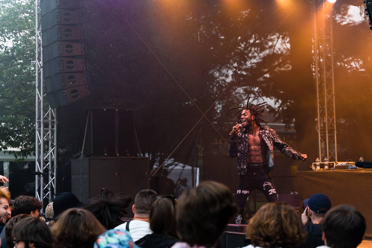 LIVE: Denzel Curry si na komornějším pódiu skvěle vystačil i bez projekcí a pódiových serepetiček