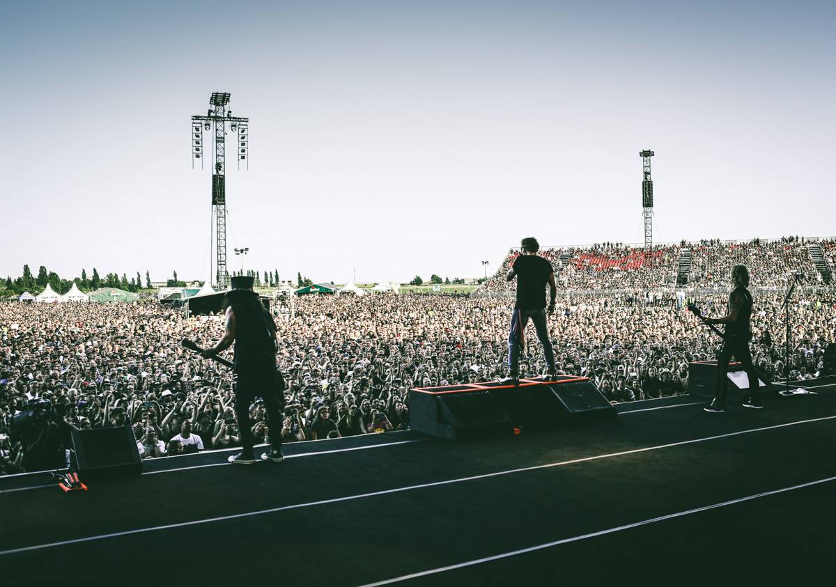 LIVE: Guns N' Roses ovládli pražské Letňany tříhodinovým setem. Svou show věnovali Ukrajině