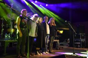 LIVE: Stromboli pod hradem Valečov předvedli nezapomenutelnou show, Anna K. rozezpívala fanoušky v zapadajícím slunci