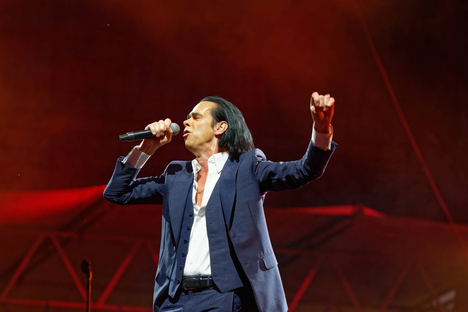 LIVE: Prvnímu dni Metronome festivalu kraloval Nick Cave. Surfoval na rukou fanoušků a vtipkoval