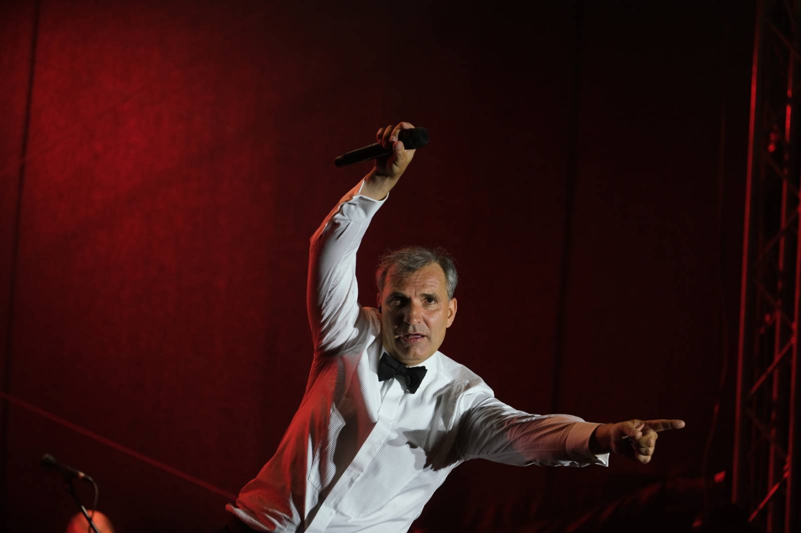 LIVE: Začal 56. ročník MFF Karlovy Vary. Jiří Bartoška vzdal hold Evě Zaoralové, Mig 21 se spojili se symfonickým orchestrem a zahrála i Aneta Langerová