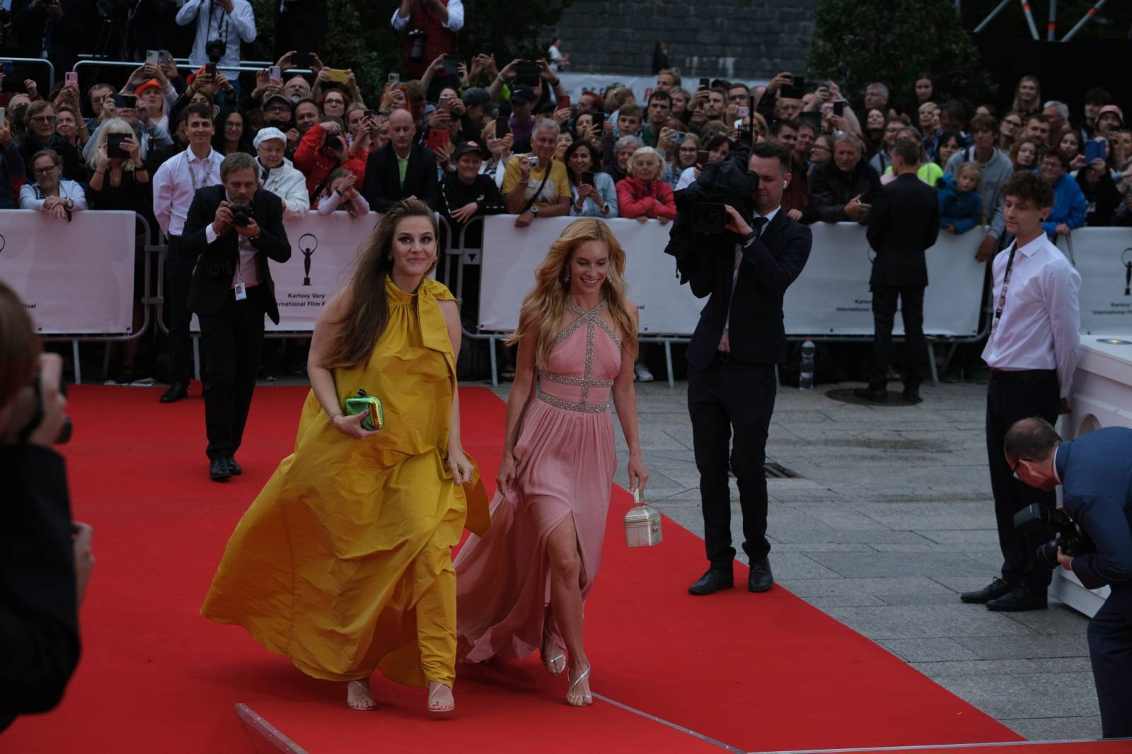 LIVE: Začal 56. ročník MFF Karlovy Vary. Jiří Bartoška vzdal hold Evě Zaoralové, Mig 21 se spojili se symfonickým orchestrem a zahrála i Aneta Langerová