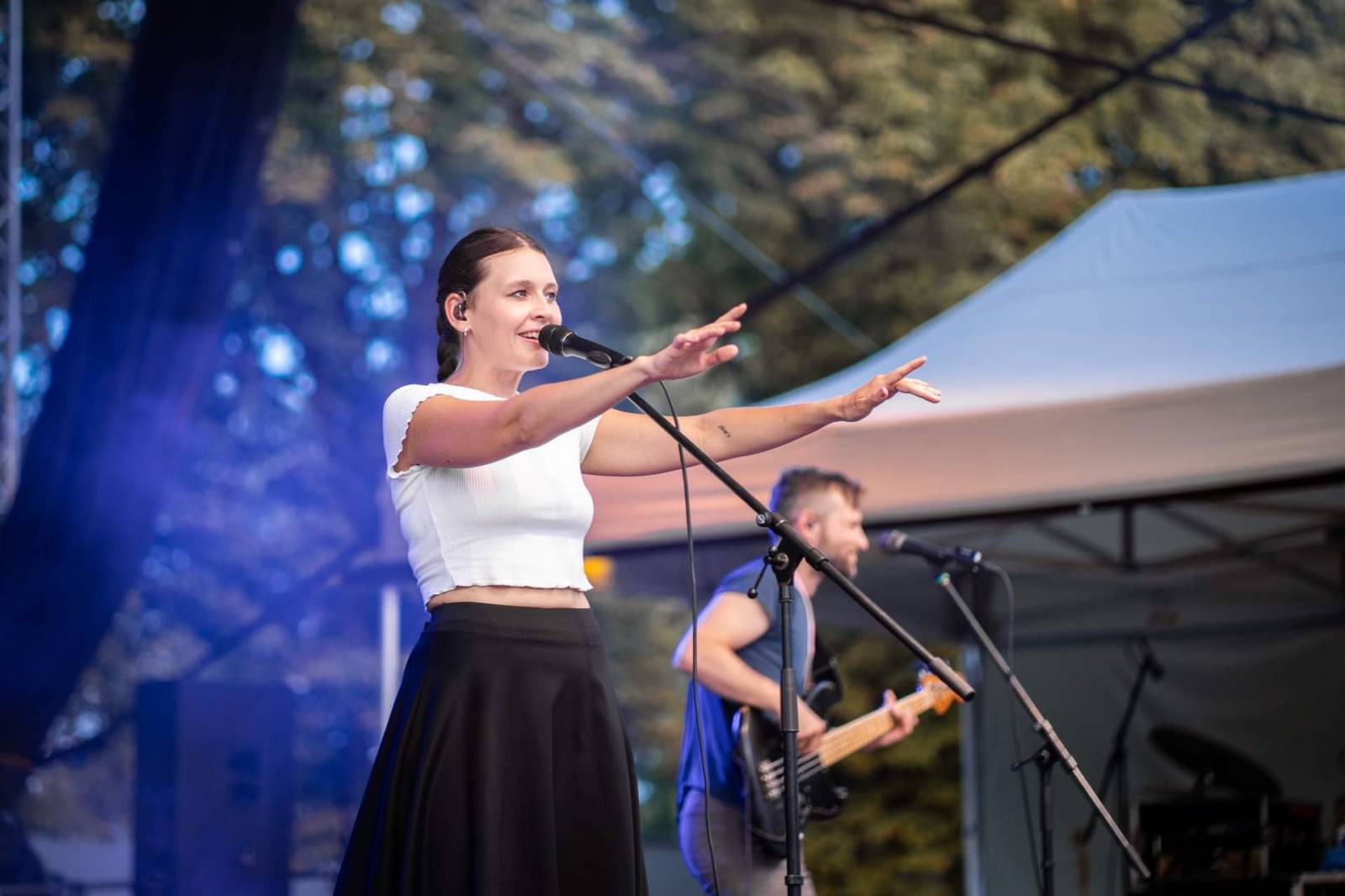 LIVE: Ewa Farna sršela v Hodoníně energií, bavila i Kateřina Marie Tichá