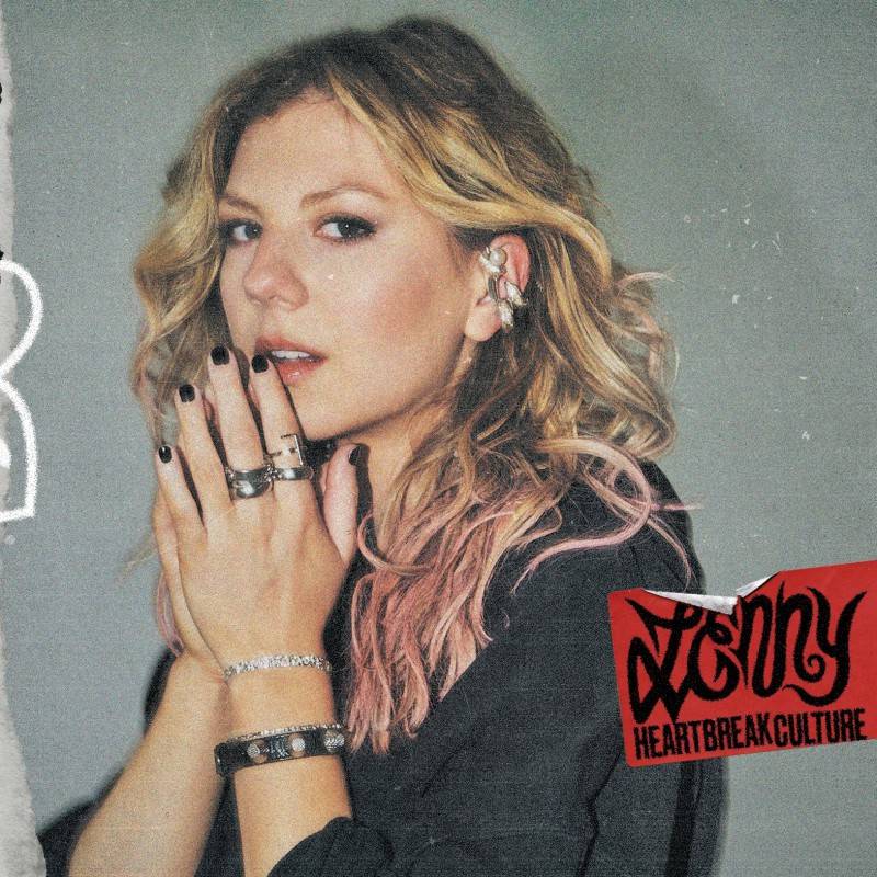 RECENZE: Kouzlo Heartbreak Culture od Lenny tkví v na první poslech nenápadných písních 