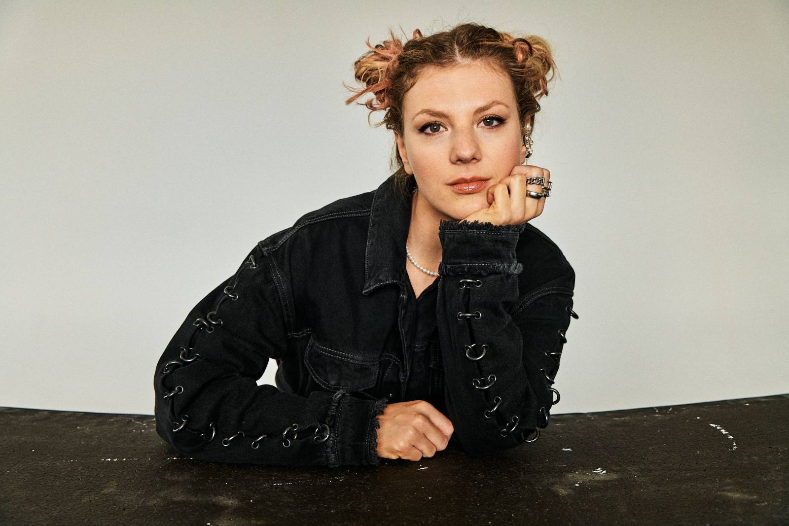 RECENZE: Kouzlo Heartbreak Culture od Lenny tkví v na první poslech nenápadných písních 