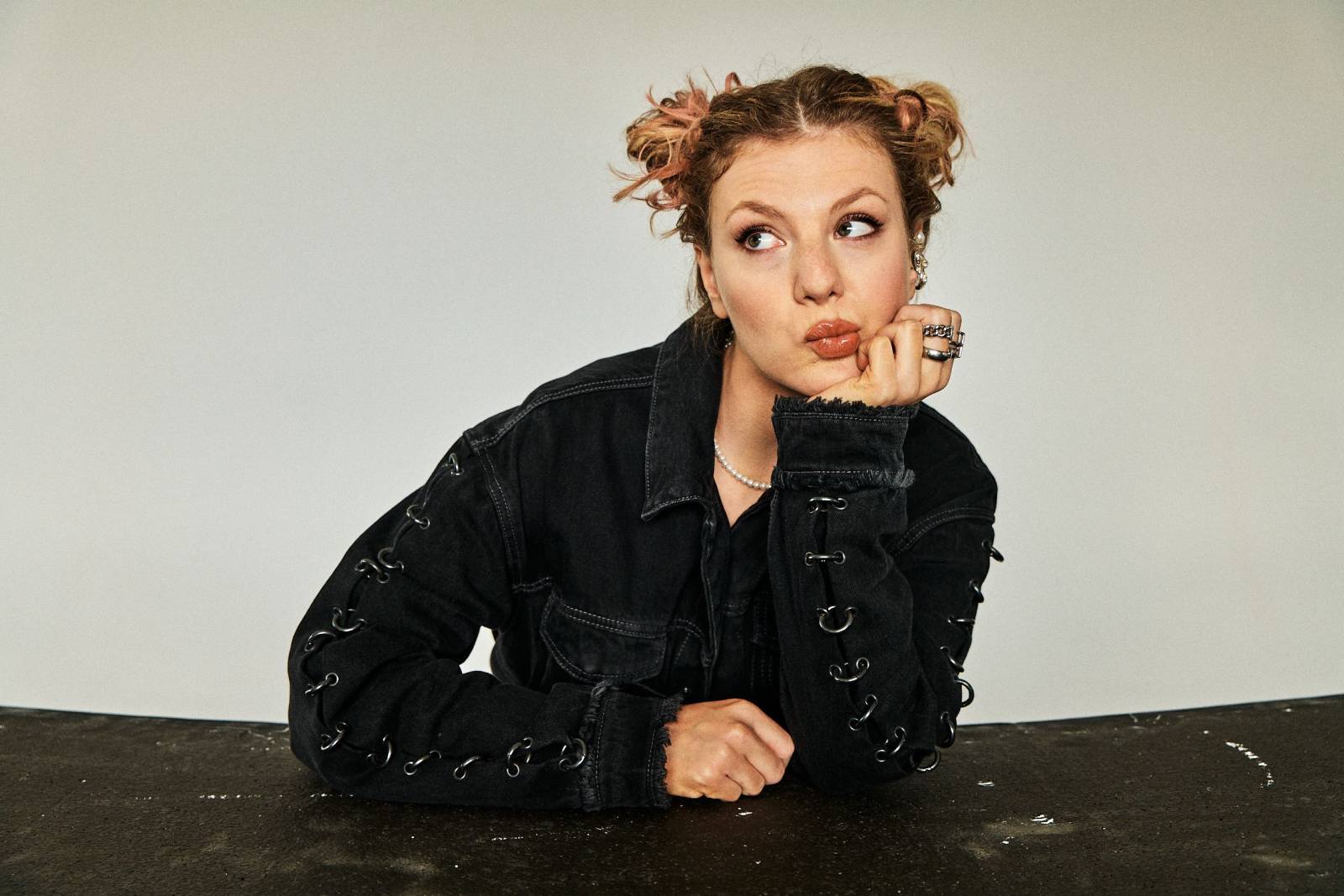 RECENZE: Kouzlo Heartbreak Culture od Lenny tkví v na první poslech nenápadných písních 