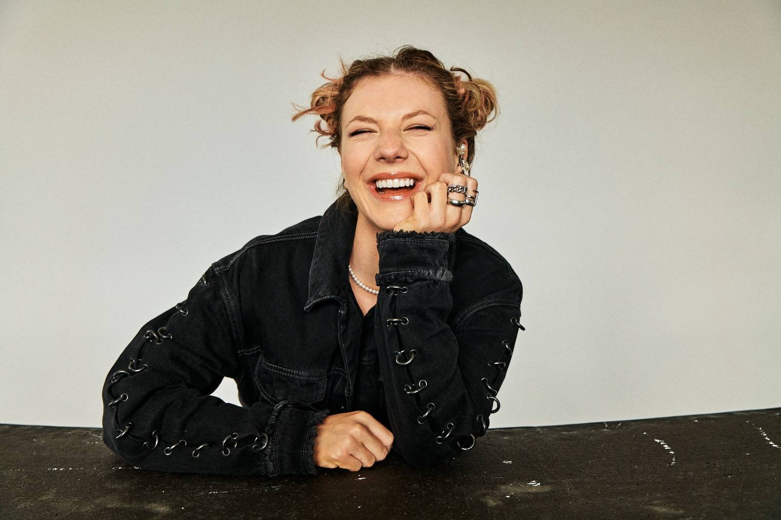 RECENZE: Kouzlo Heartbreak Culture od Lenny tkví v na první poslech nenápadných písních 