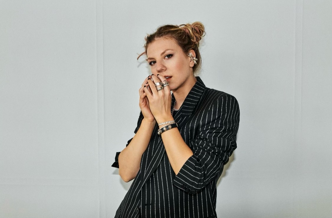 RECENZE: Kouzlo Heartbreak Culture od Lenny tkví v na první poslech nenápadných písních 