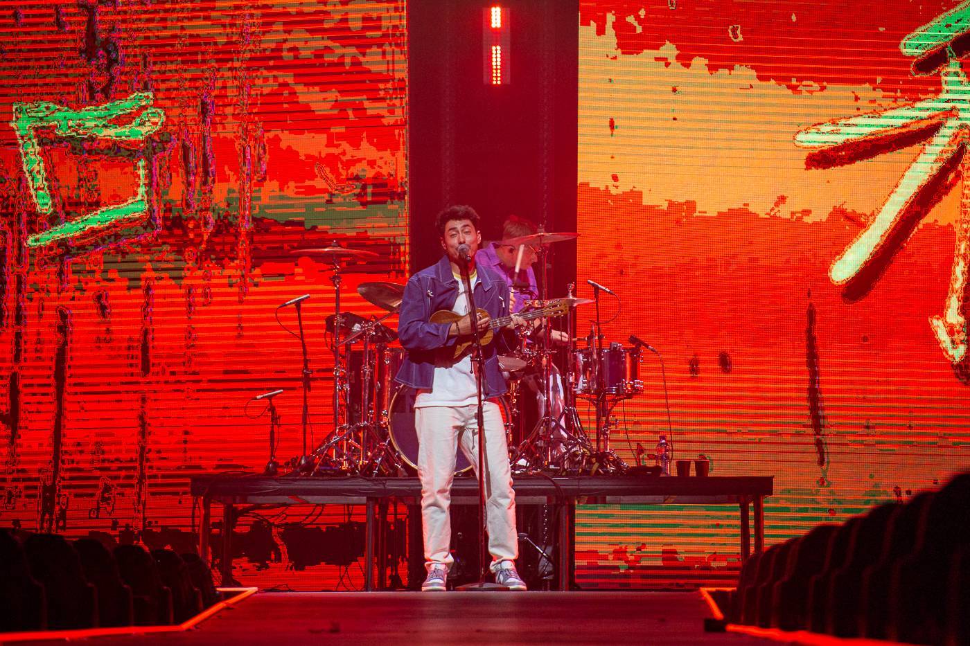 LIVE: Mirai nadchli O2 arenu, pozvali si Ewu Farnou s Bandjeez i Bena Cristovaa