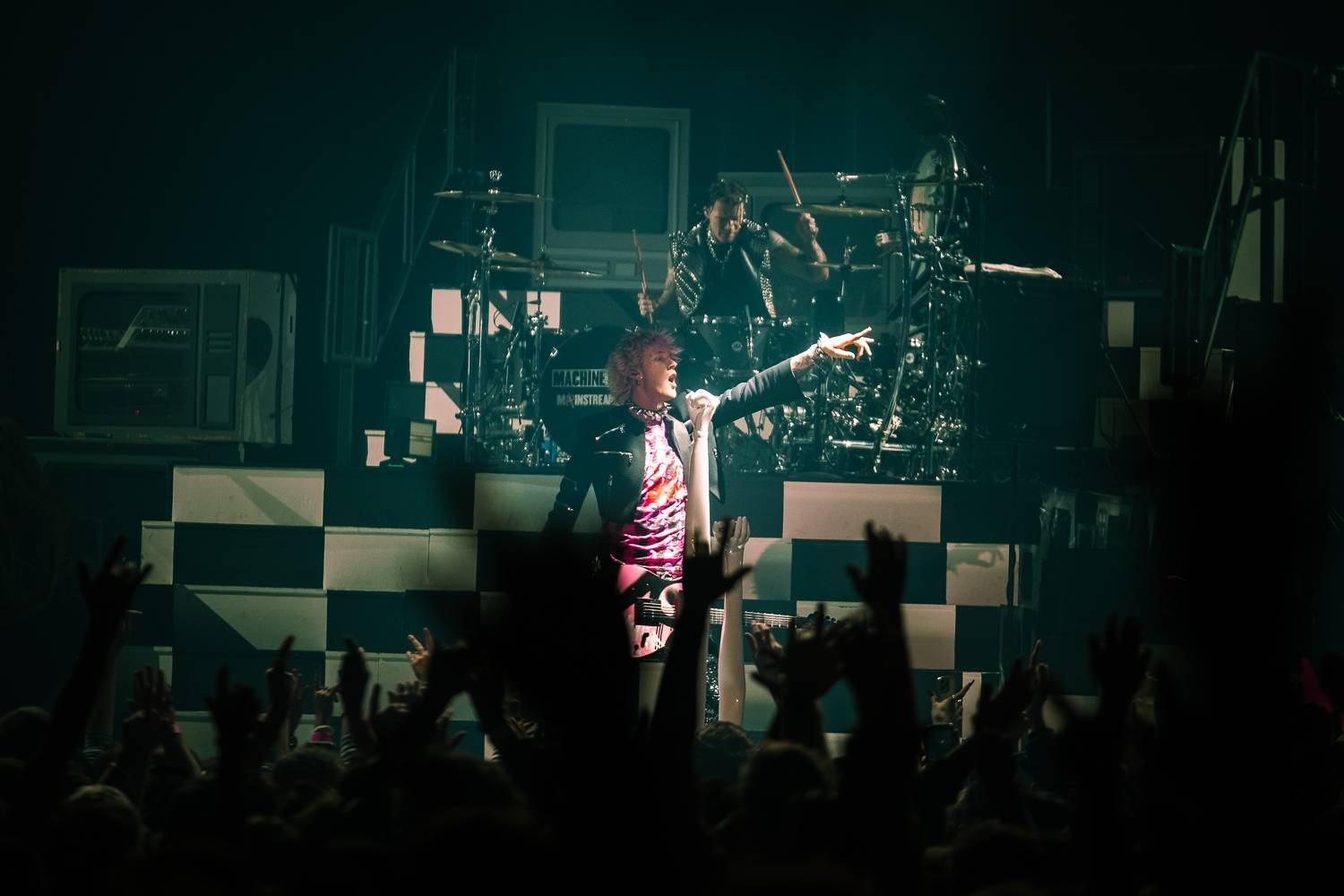 LIVE: Machine Gun Kelly si svým pop punkovým cirkusem podmanil Prahu