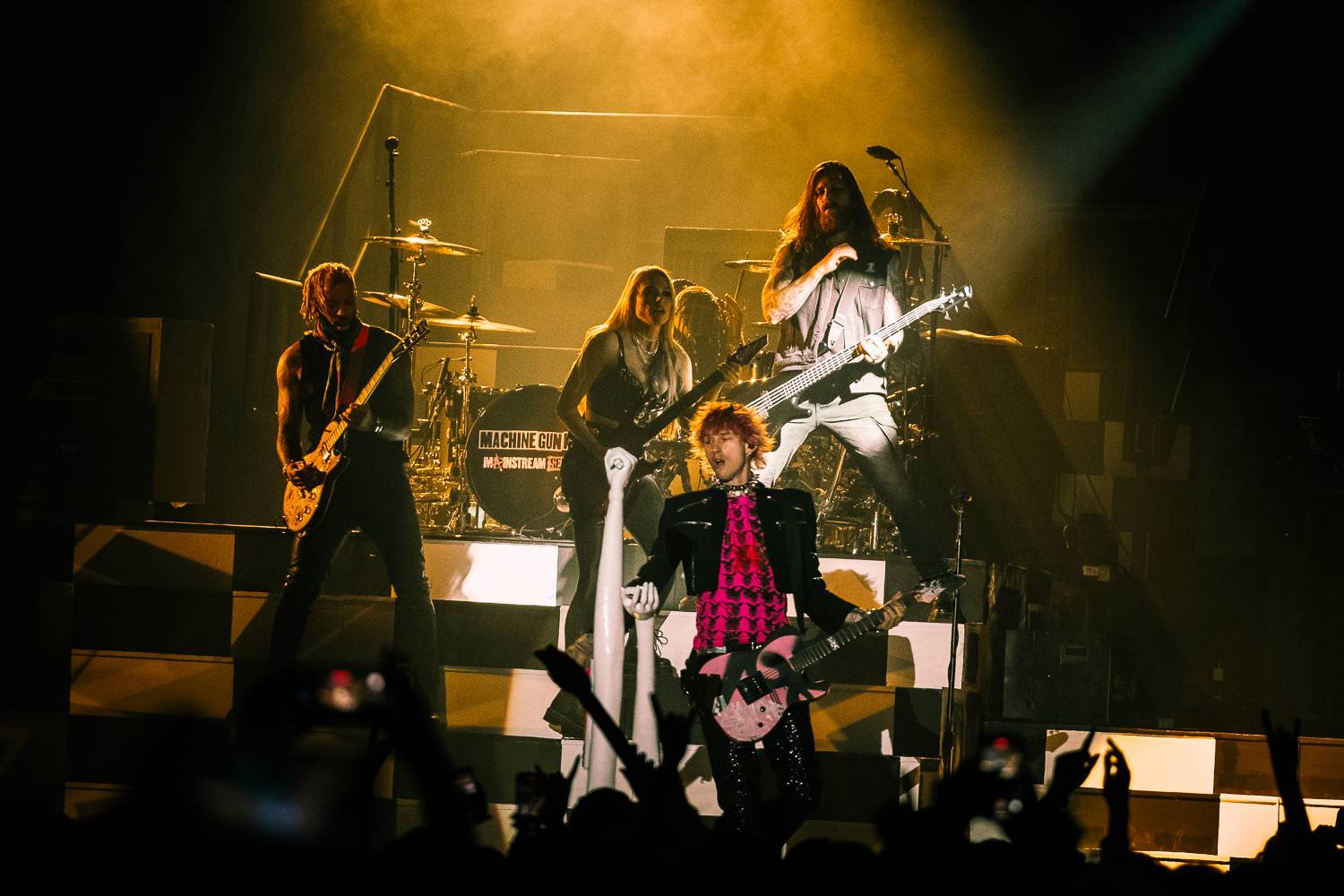 LIVE: Machine Gun Kelly si svým pop punkovým cirkusem podmanil Prahu