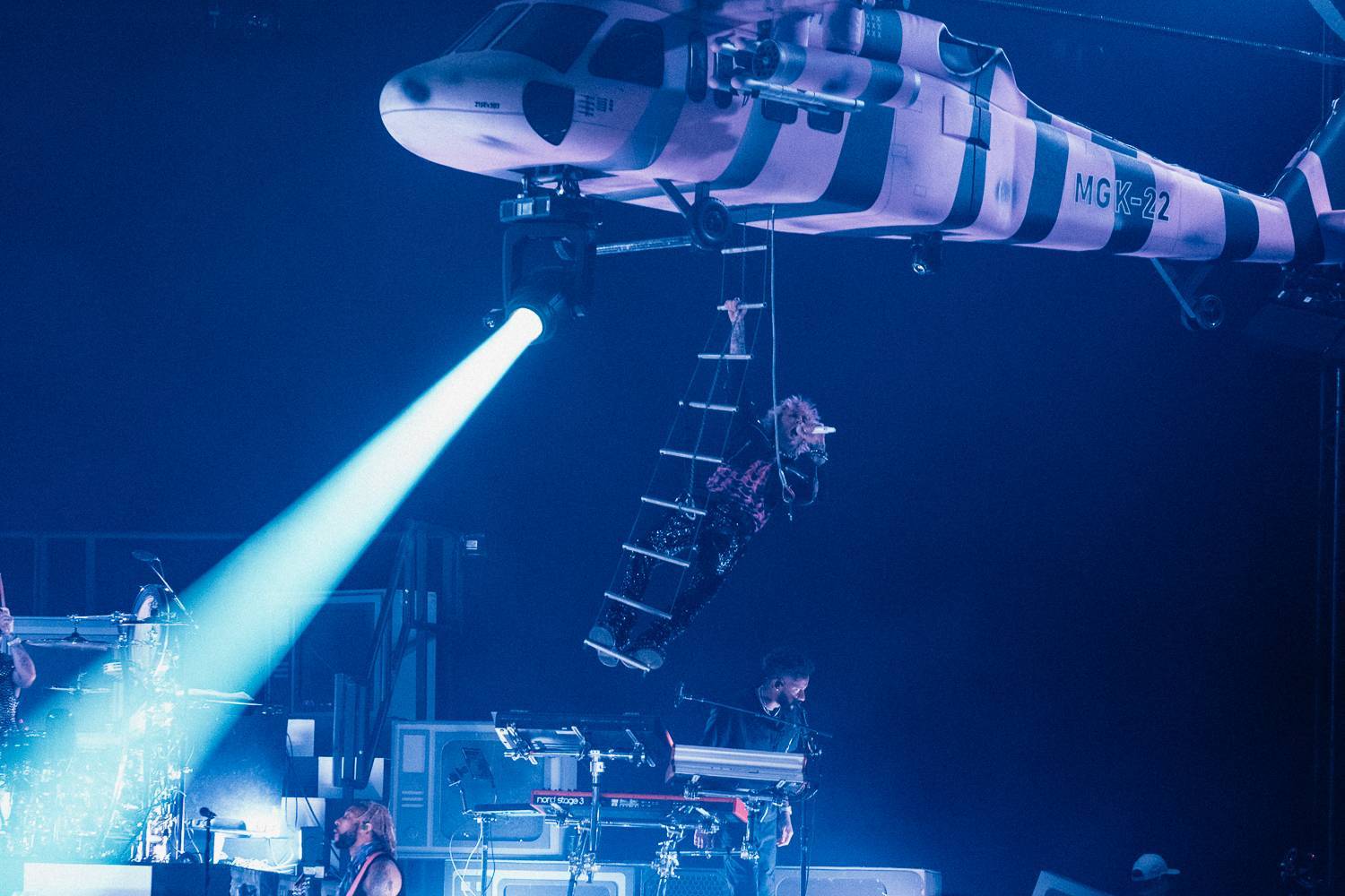 LIVE: Machine Gun Kelly si svým pop punkovým cirkusem podmanil Prahu