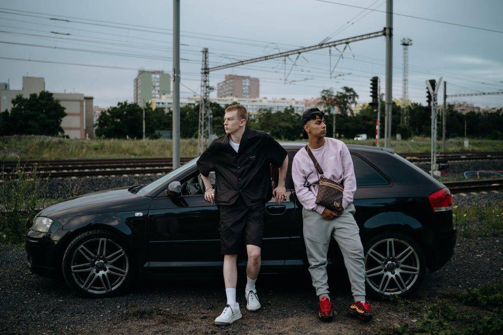 RECENZE: Banger. s Adamem Mišíkem nejlepším filmem letošního roku? Na začátku to klukovsky jiskří, škoda jen zbytečného kázání 