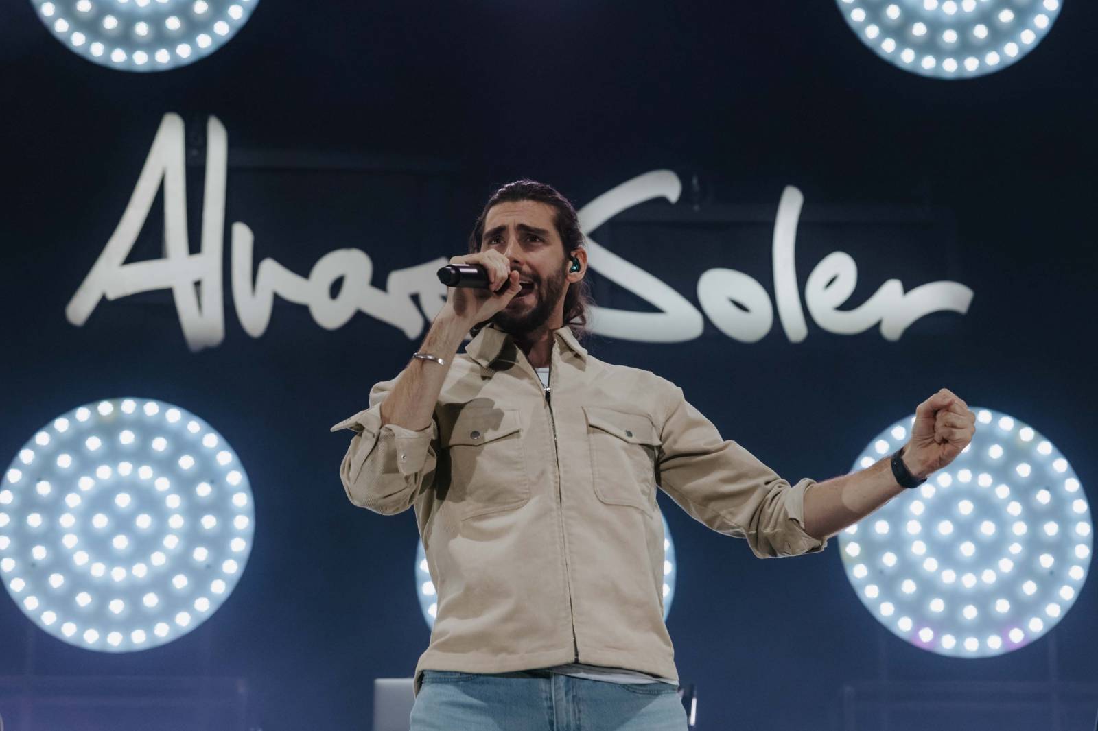 LIVE: Alvaro Soler roztančil Prahu. Rozdával úsměvy na všechny strany a představil album Magia