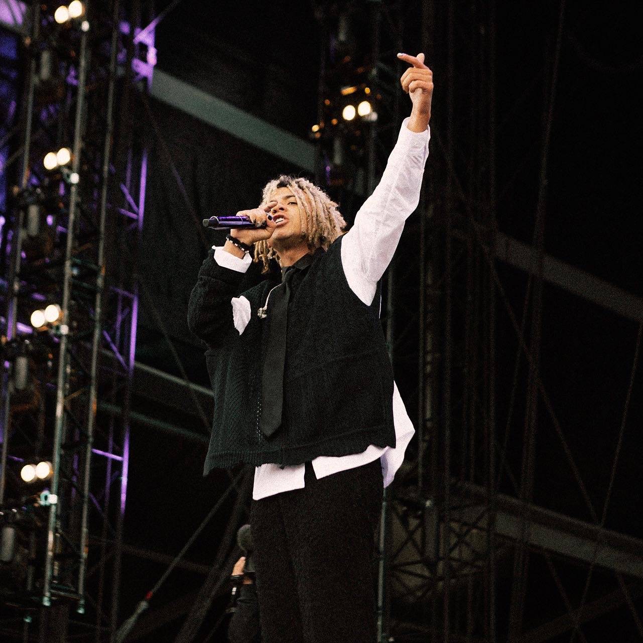 LIVE: Berlínské Lollapalooze v prvním dni vládl Machine Gun Kelly, zklamal Purple Disco Machine