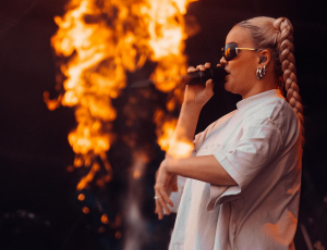 LIVE: Druhý den berlínskou Lollapaloozu okouzlili Anne-Marie i DJ Tiësto