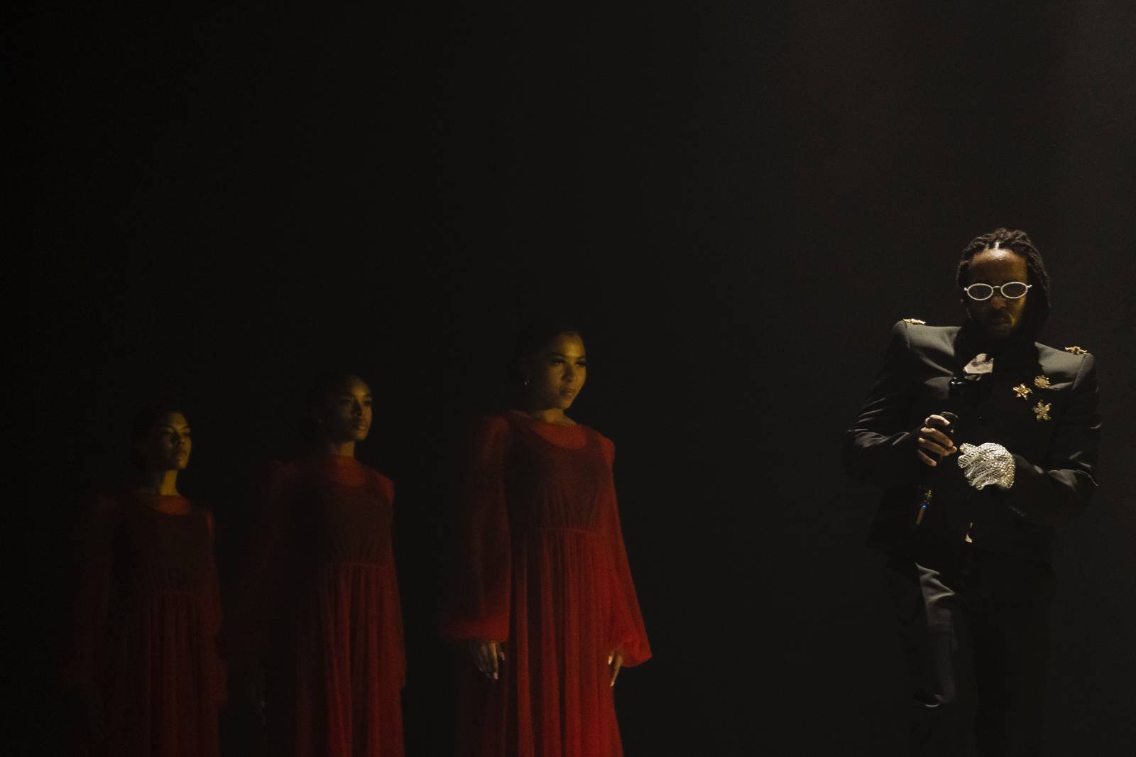 LIVE: Kendrick Lamar předvedl Praze show s divadelní výpravou, trnovou korunu za miliony nechal doma