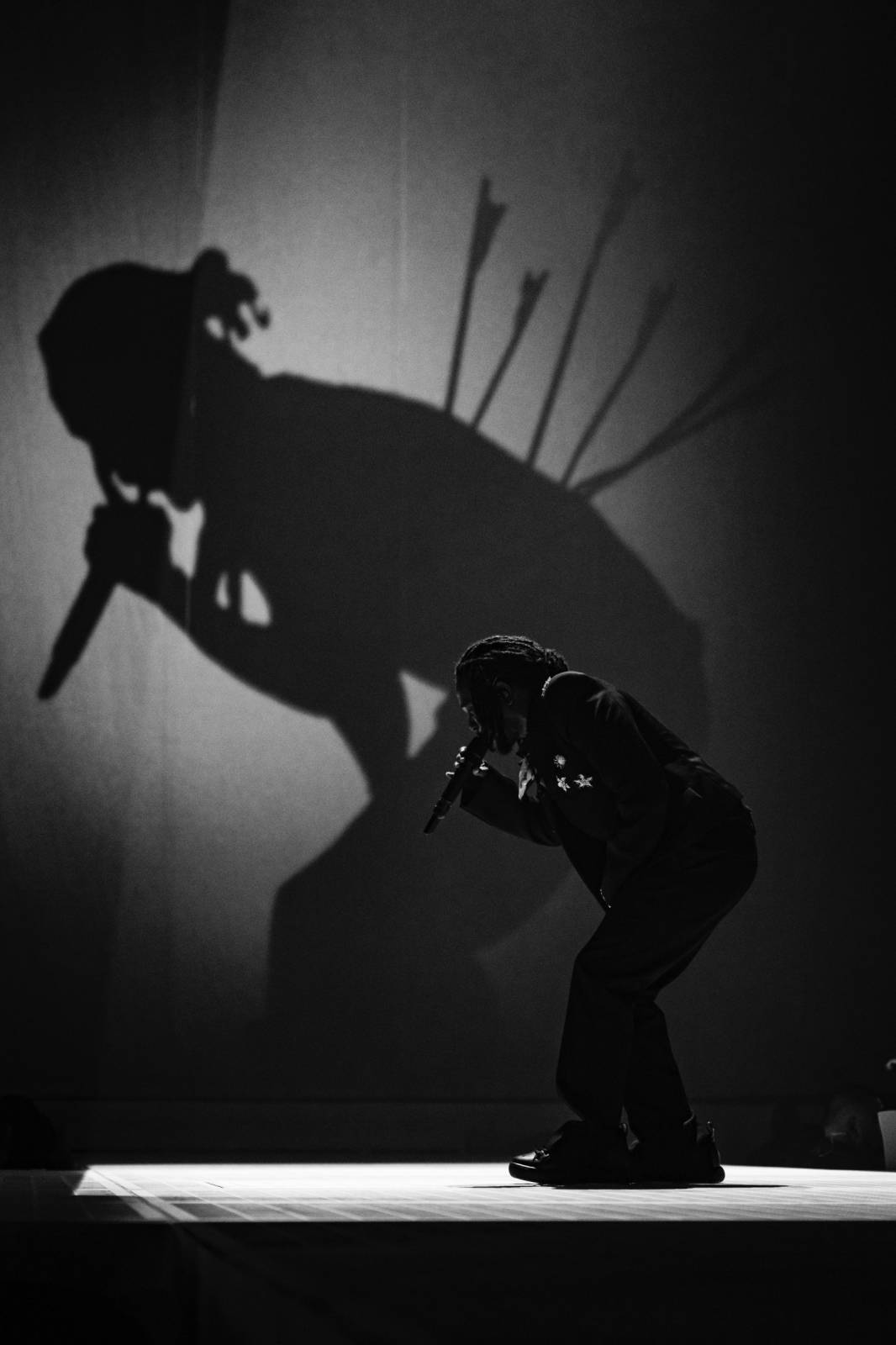 LIVE: Kendrick Lamar předvedl Praze show s divadelní výpravou, trnovou korunu za miliony nechal doma
