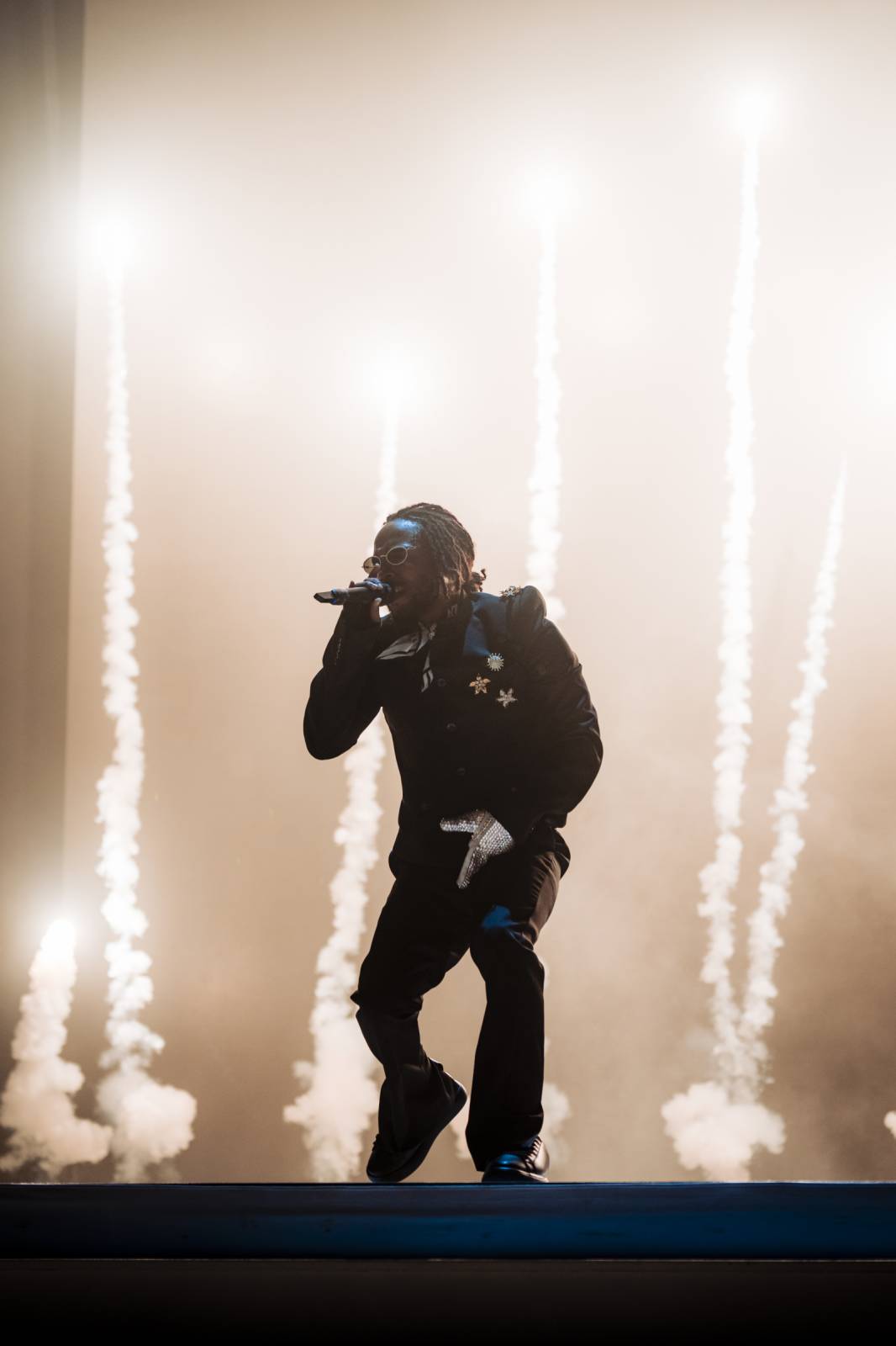 LIVE: Kendrick Lamar předvedl Praze show s divadelní výpravou, trnovou korunu za miliony nechal doma