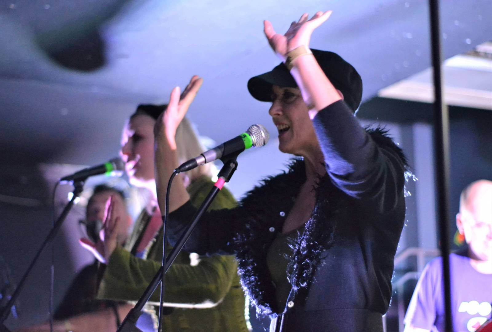 LIVE: Freak Power roztančili pražské Rock Café, za nemocnou vokalistku zaskočila Tereza Černochová