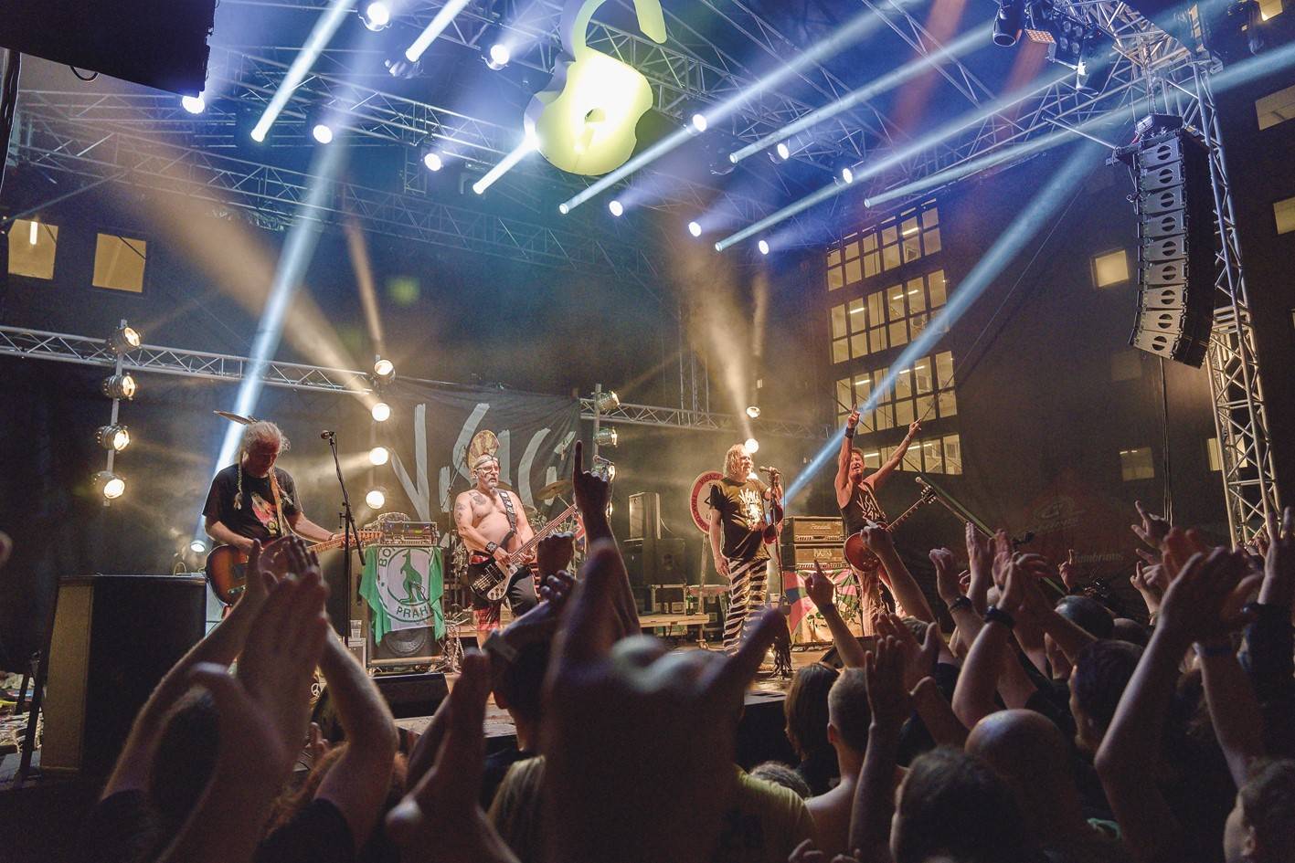 RECENZE: Visací zámek střeží punková vrata už čtyři dekády