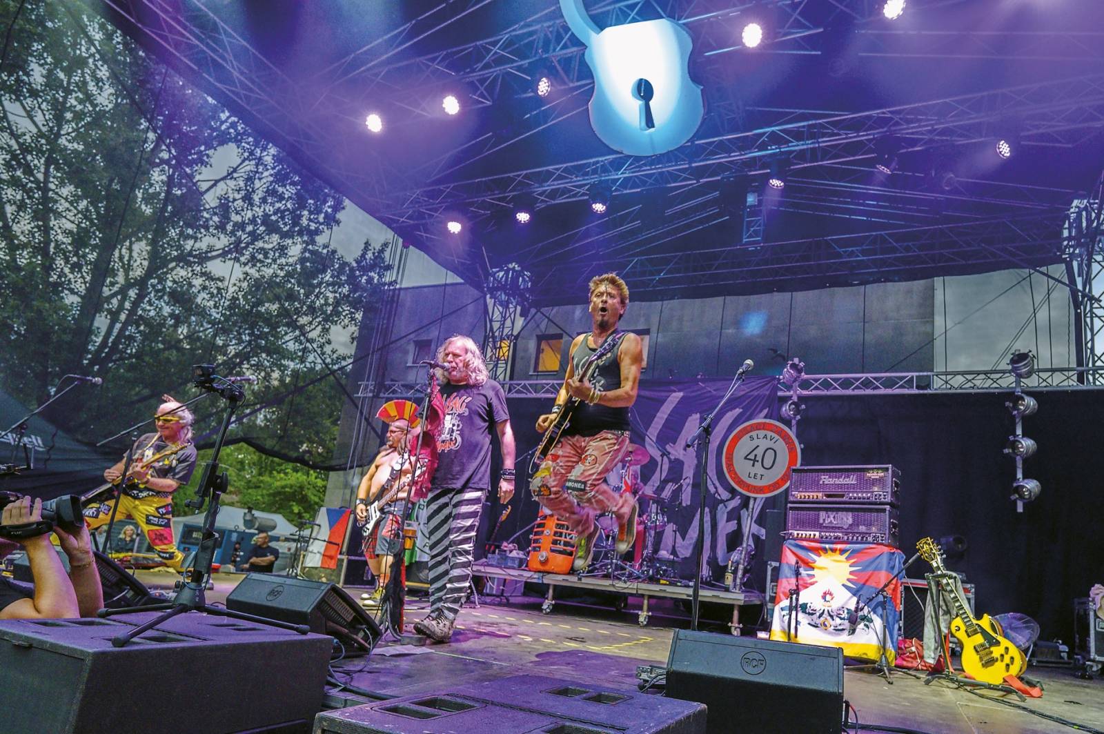 RECENZE: Visací zámek střeží punková vrata už čtyři dekády