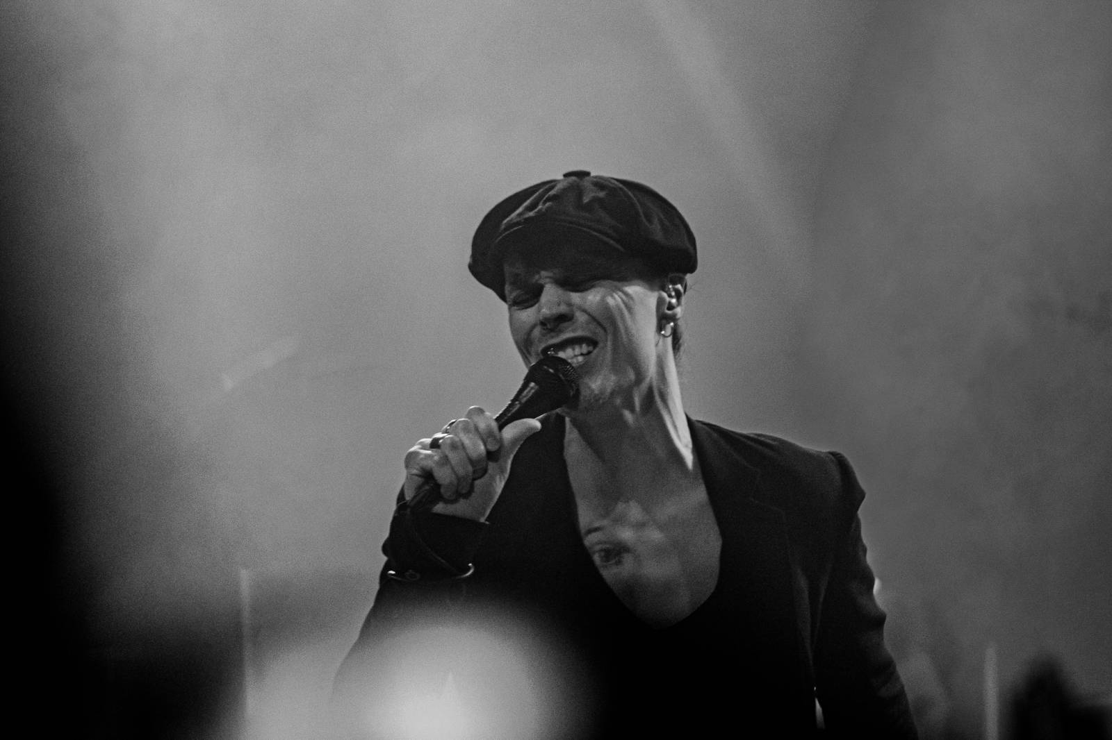 LIVE: Ville Valo jako VV v Praze na hity svých HIM nezapomínal