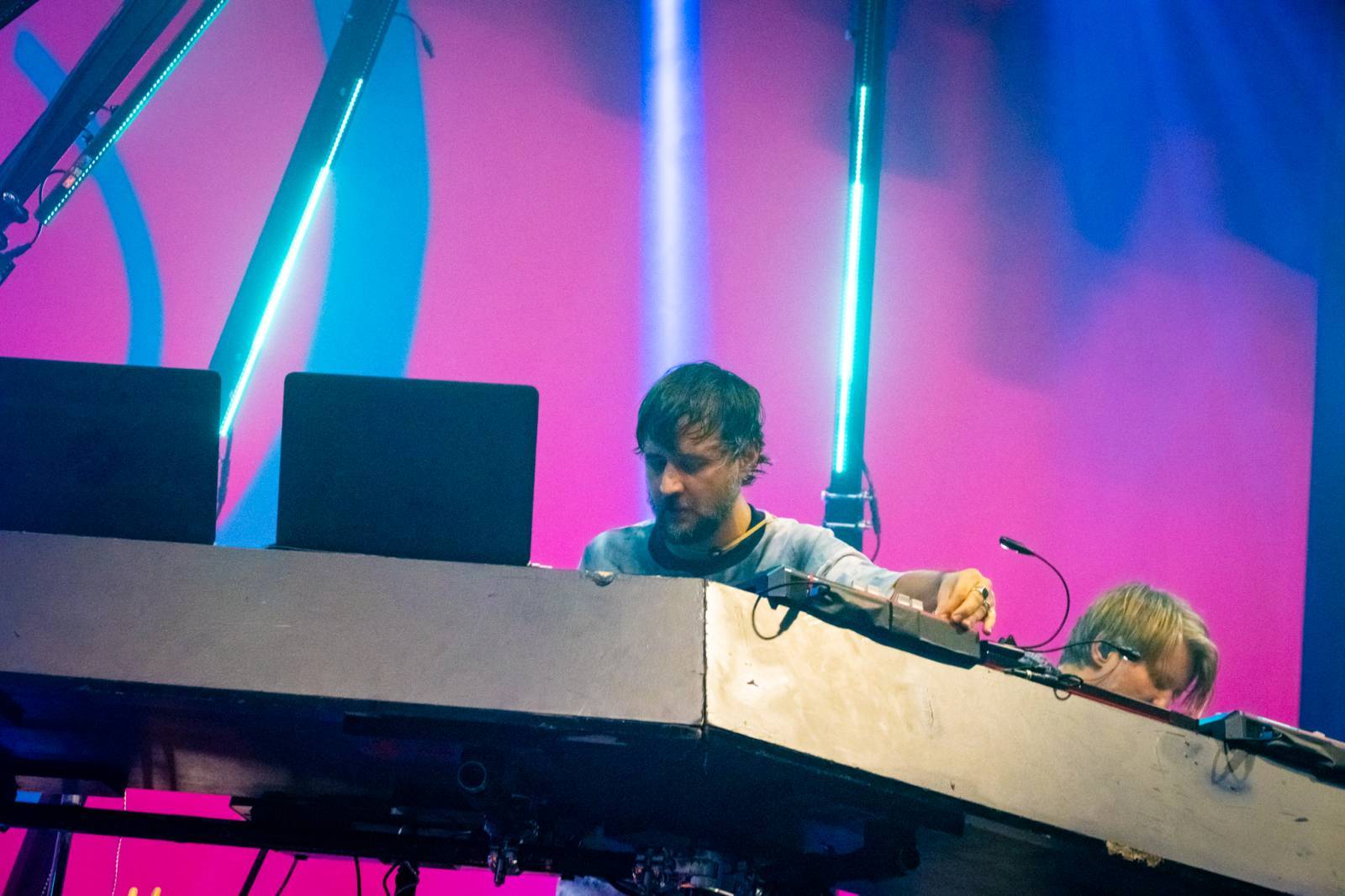 LIVE: Forum Karlín přivítalo norskou diskotéku pod taktovkou Röyksopp