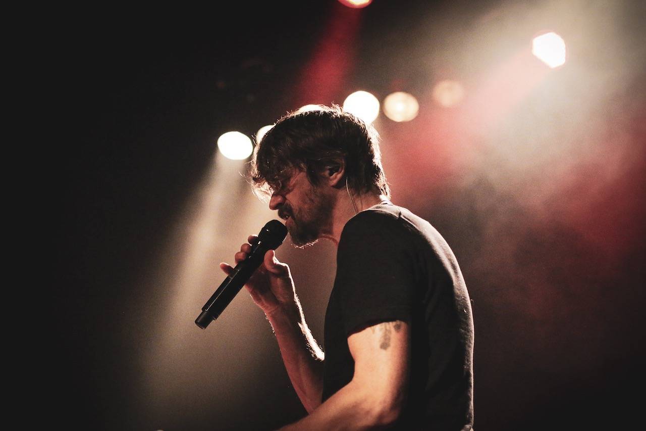 LIVE: Dan Bárta s Illustratosphere nadchl zaplněné Divadlo pod Palmovkou a dočkal se ovací vestoje