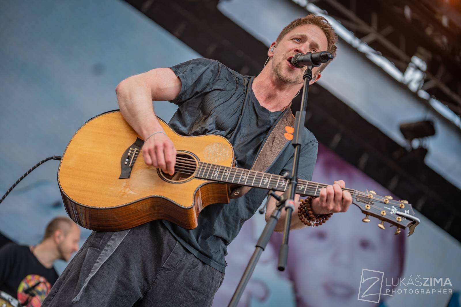 LIVE: Pražský Majáles – Ewu Farnou žádali o ruku, Tomáš Klus se svlékl a Richard Krajčo se pokusil o striptýz