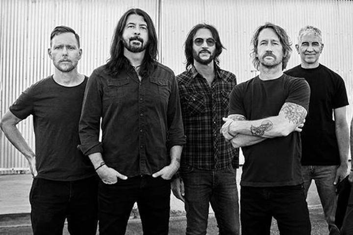 RECENZE: Foo Fighters na nové desce vzdávají hold zesnulému bubeníkovi. Zvukově navazují na svůj debut
