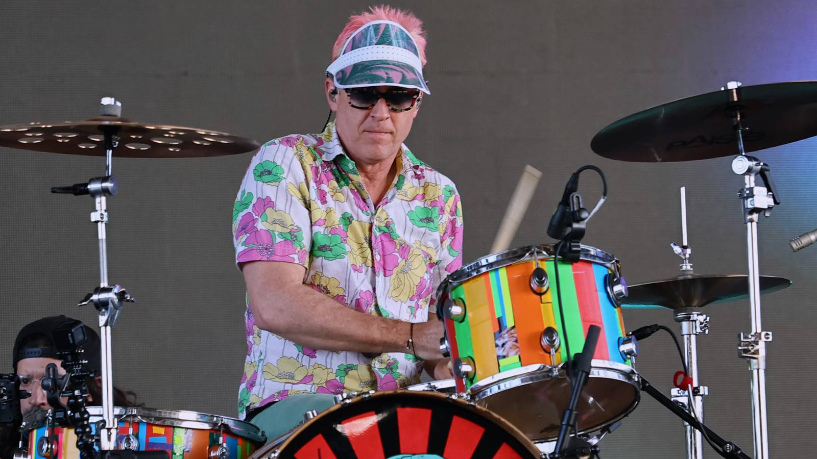 RECENZE: Foo Fighters na nové desce vzdávají hold zesnulému bubeníkovi. Zvukově navazují na svůj debut