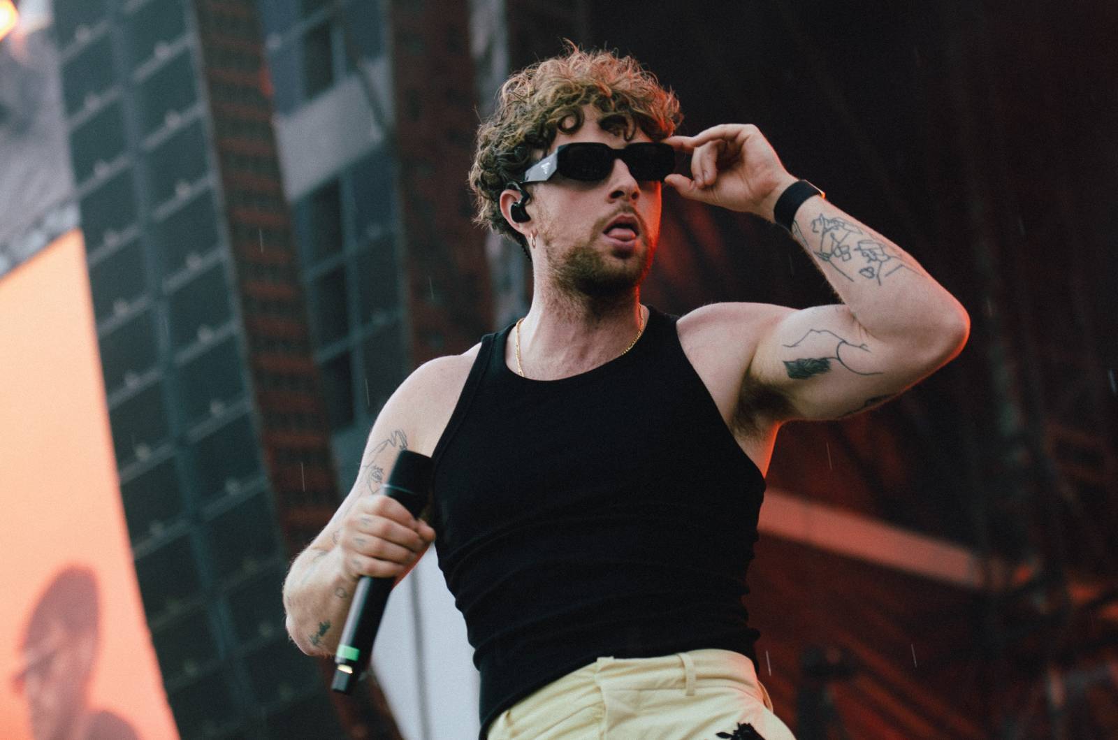 LIVE: Colours of Ostrava ve znamení smůly, vystoupení zrušil i Burna Boy. Z českých interpretů dorazili Vypsaná fiXa a Ben Cristovao