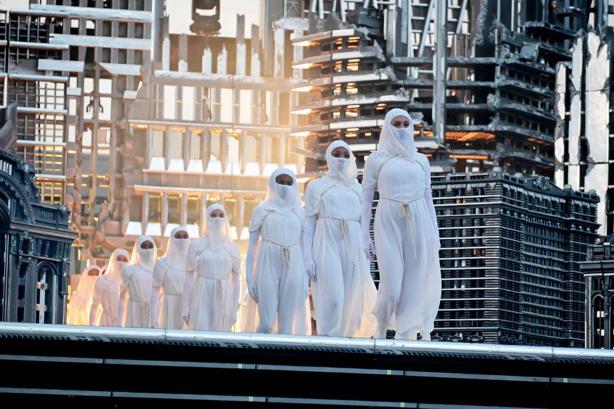 LIVE: The Weeknd přivezl do Prahy megalomanskou show. Předvedl bezchybný výkon, fanouškům se dokonce podepisoval