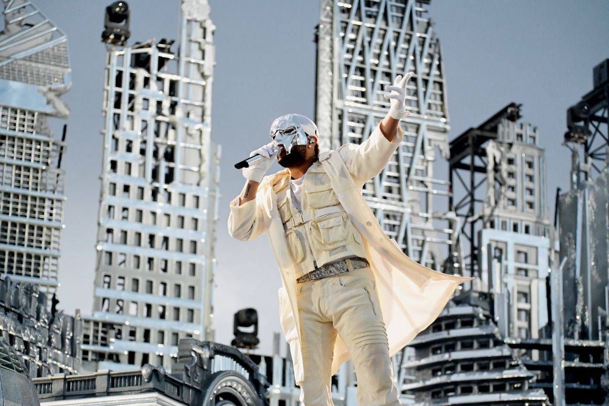 LIVE: The Weeknd přivezl do Prahy megalomanskou show. Předvedl bezchybný výkon, fanouškům se dokonce podepisoval