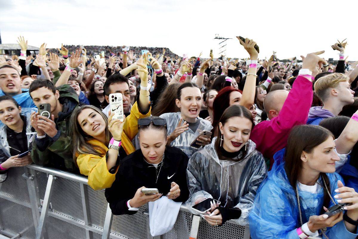 LIVE: The Weeknd přivezl do Prahy megalomanskou show. Předvedl bezchybný výkon, fanouškům se dokonce podepisoval
