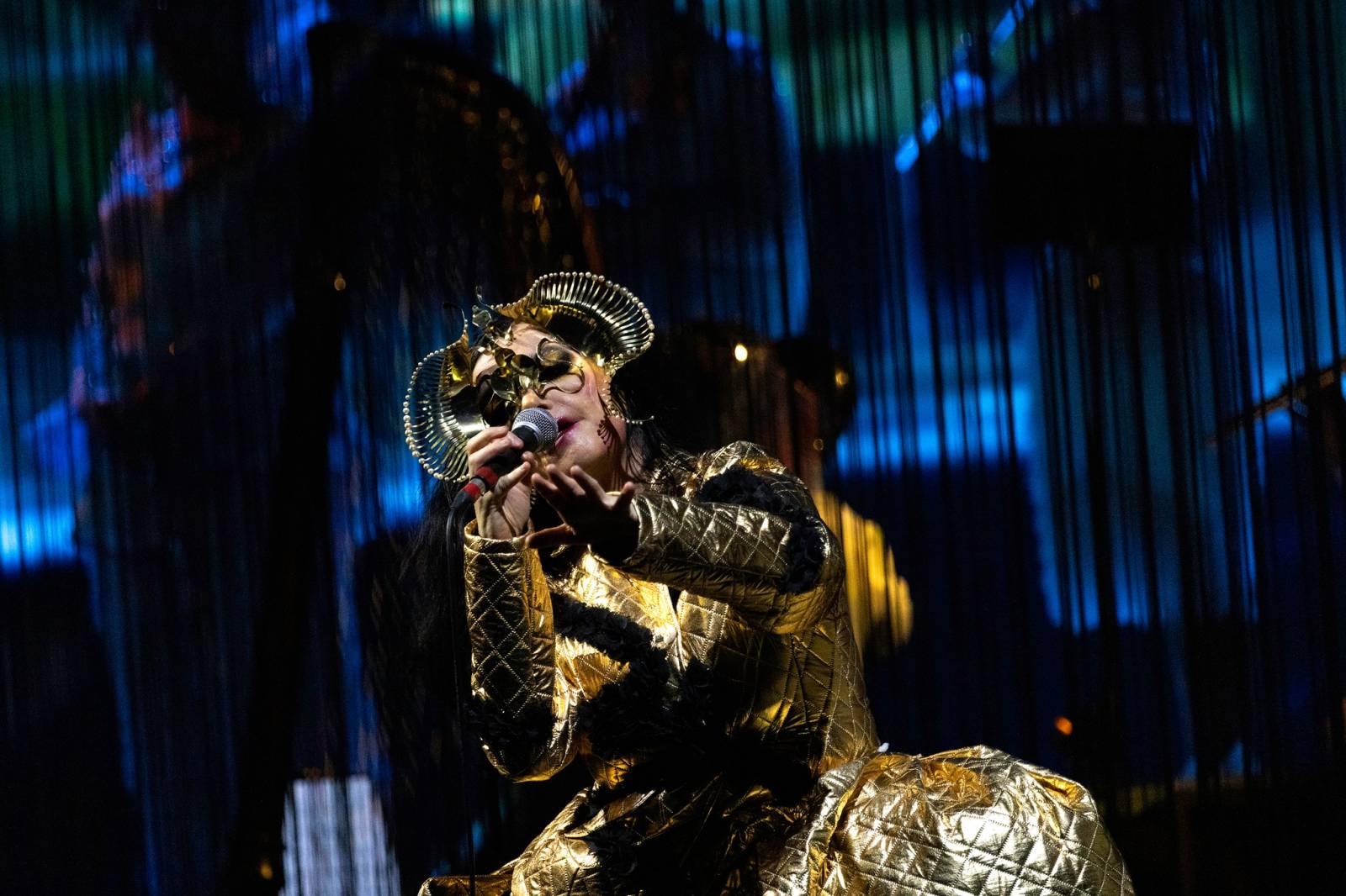 LIVE: Björk pohltila v Praze svou futuristickou show všechny smysly diváků