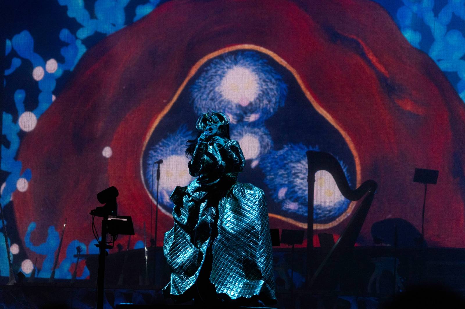 LIVE: Björk pohltila v Praze svou futuristickou show všechny smysly diváků