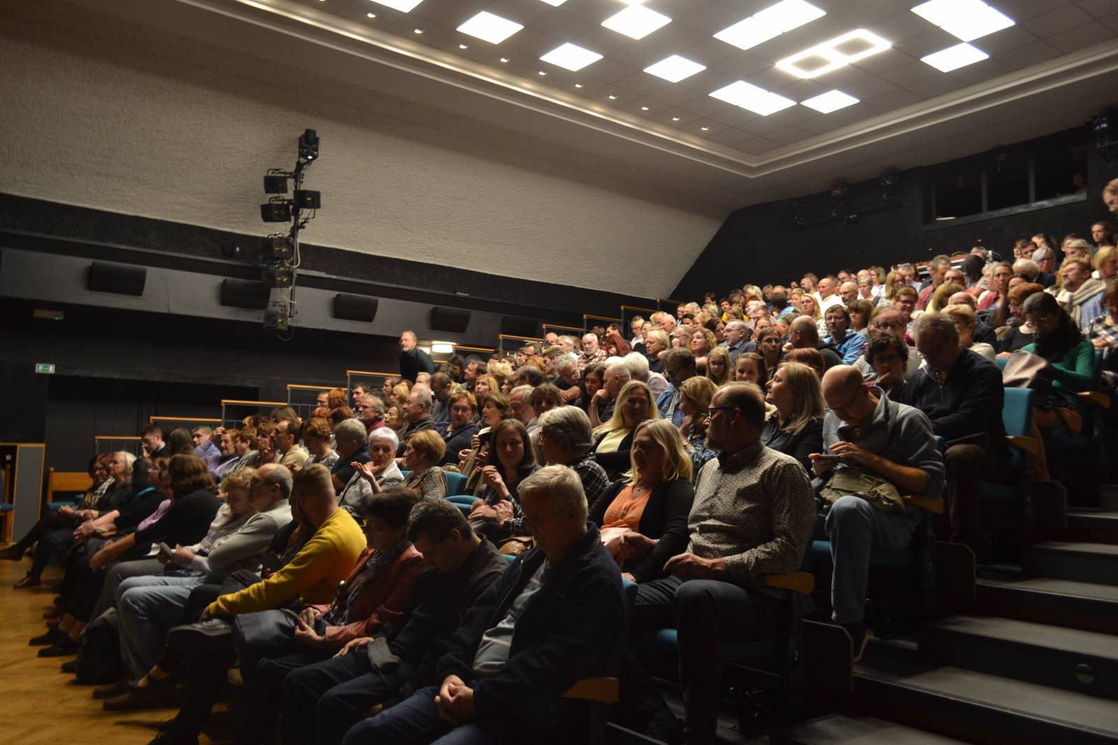 LIVE: Bratři Ebenové přinesli vyprodanému divadlu Gong radost, smích a dobrou náladu
