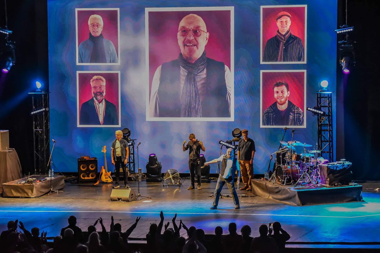 LIVE: Jethro Tull i bez nemocného klávesáka nadchli zaplněné Kongresové centrum Praha