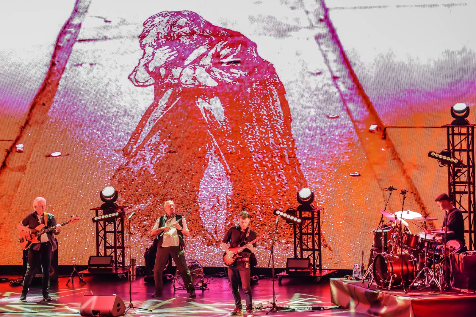 LIVE: Jethro Tull i bez nemocného klávesáka nadchli zaplněné Kongresové centrum Praha