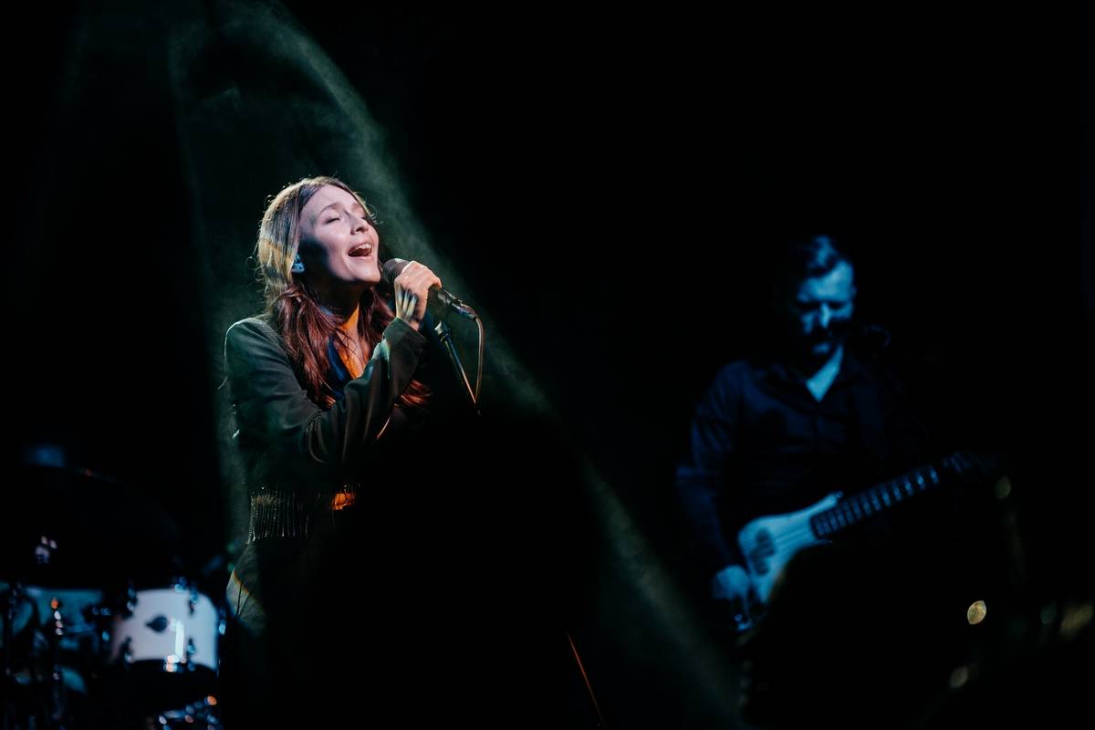 LIVE: Kateřina Marie Tichá s Bandjeez pohladili v Malostranské besedě po duši