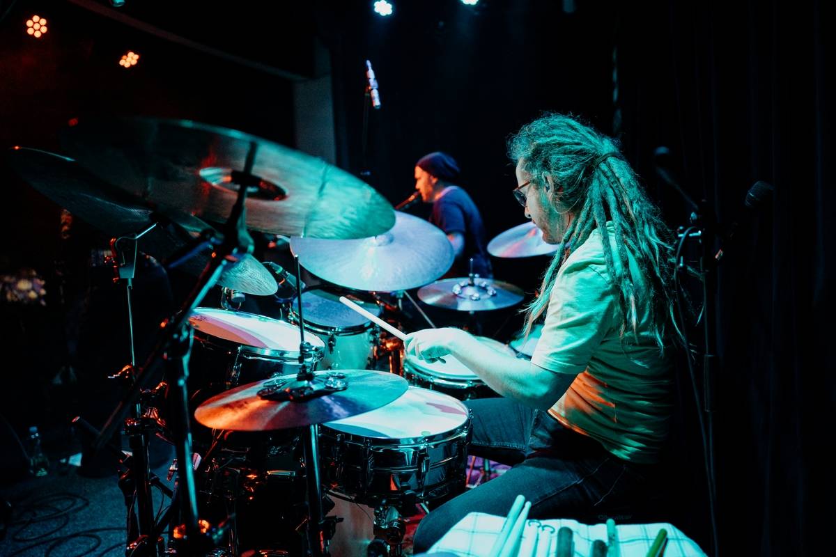 LIVE: Kateřina Marie Tichá s Bandjeez pohladili v Malostranské besedě po duši