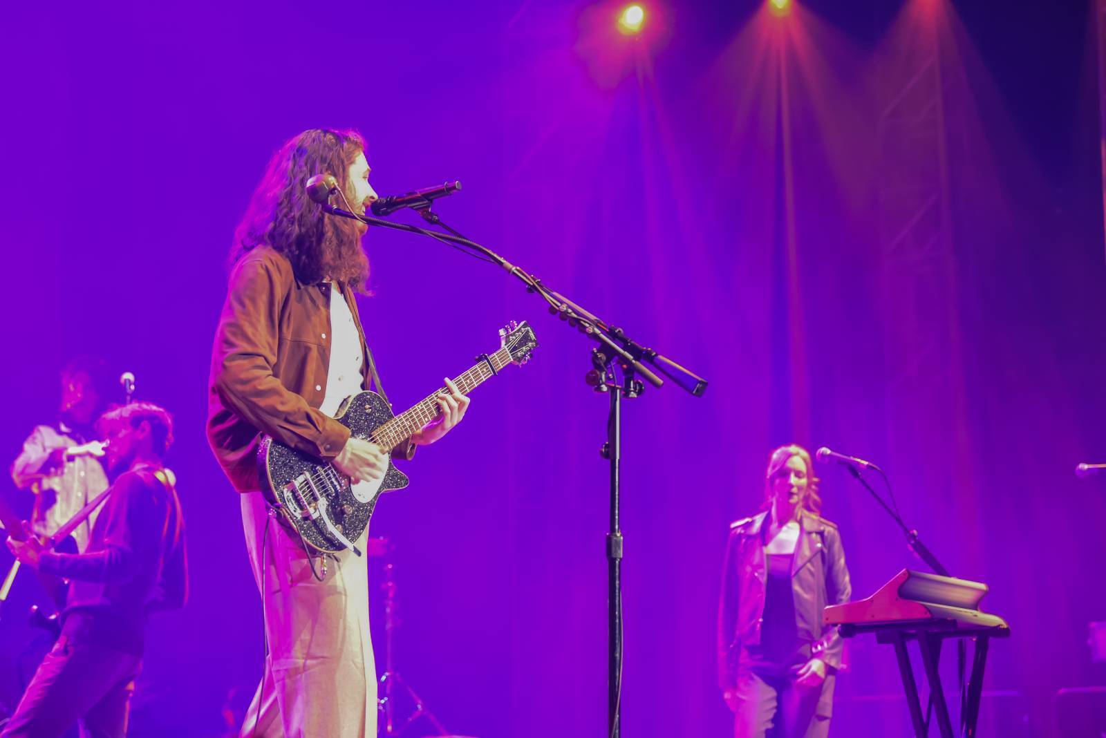 LIVE: Hozier přivezl do Prahy laskavou revoluci. S fanoušky oslavil dekádu své kariéry