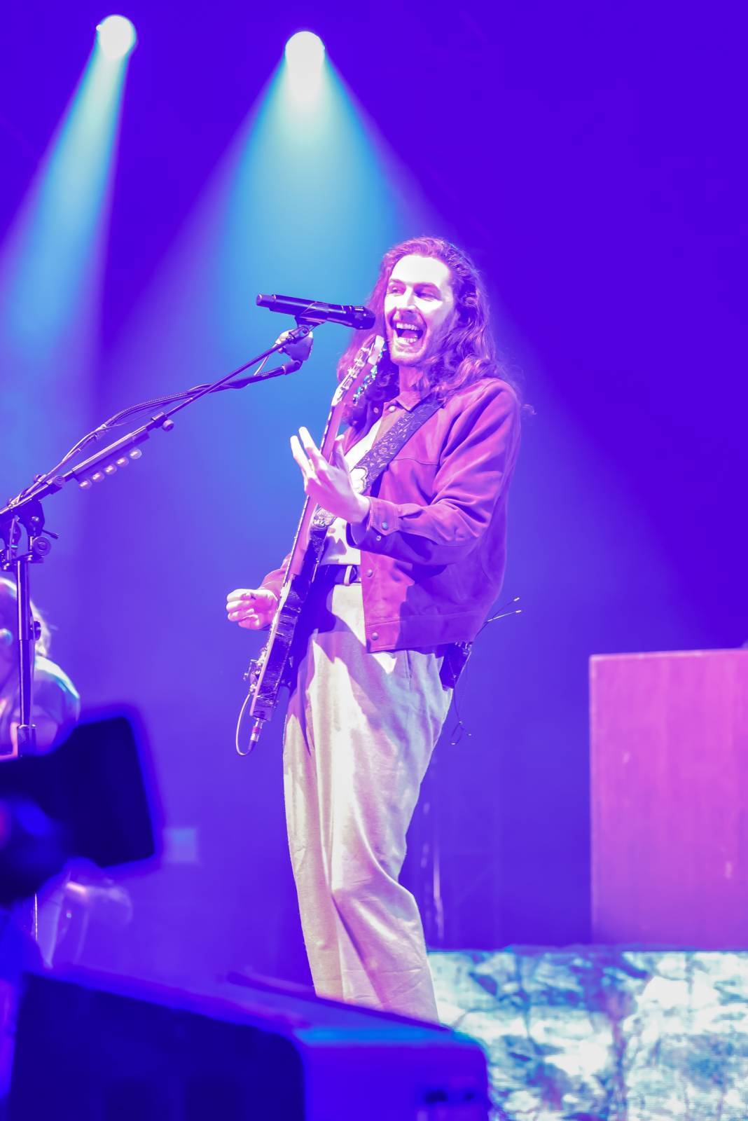 LIVE: Hozier přivezl do Prahy laskavou revoluci. S fanoušky oslavil dekádu své kariéry