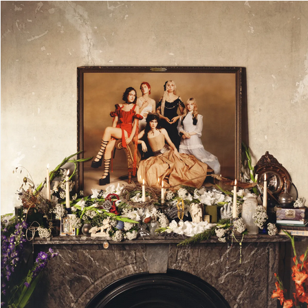 RECENZE: Předehra k extázi. Debut The Last Dinner Party baví