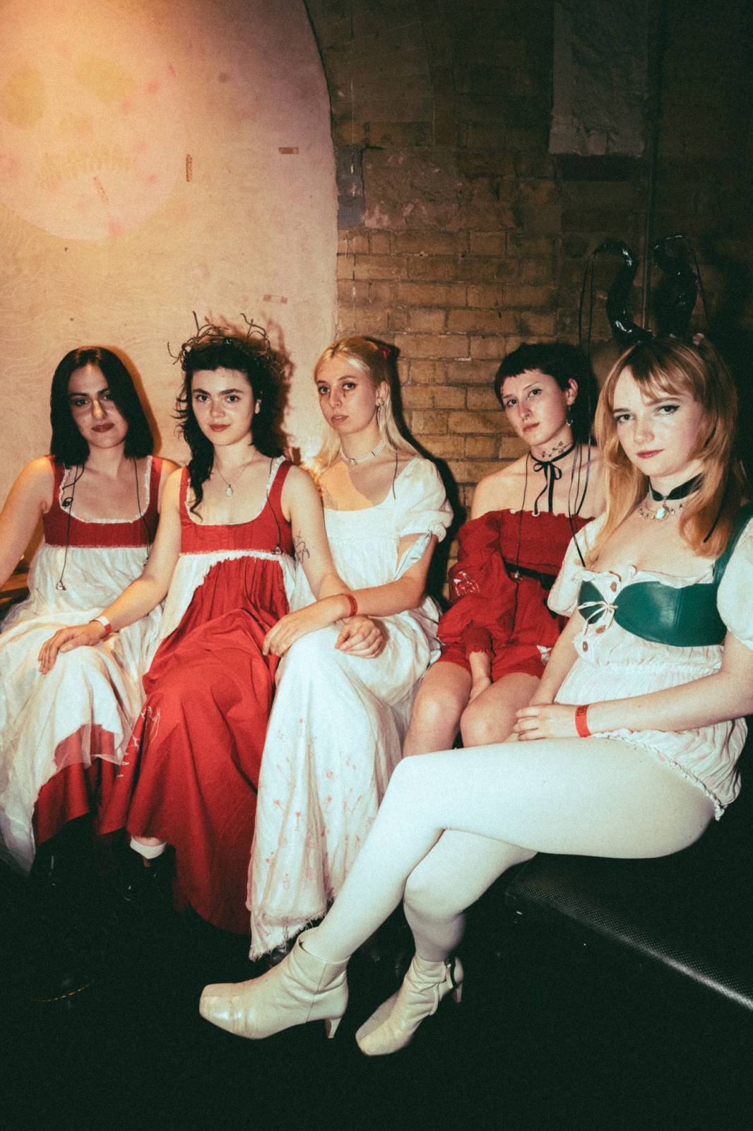 RECENZE: Předehra k extázi. Debut The Last Dinner Party baví