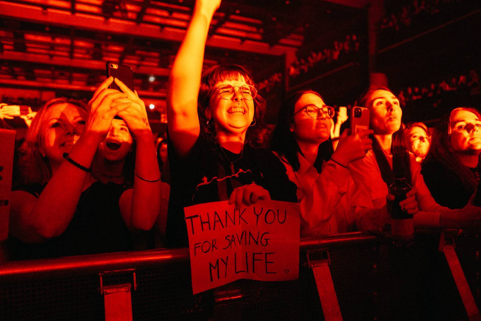 LIVE: Pár minut ticha Nothing But Thieves a jejich Dead Club nezastavilo