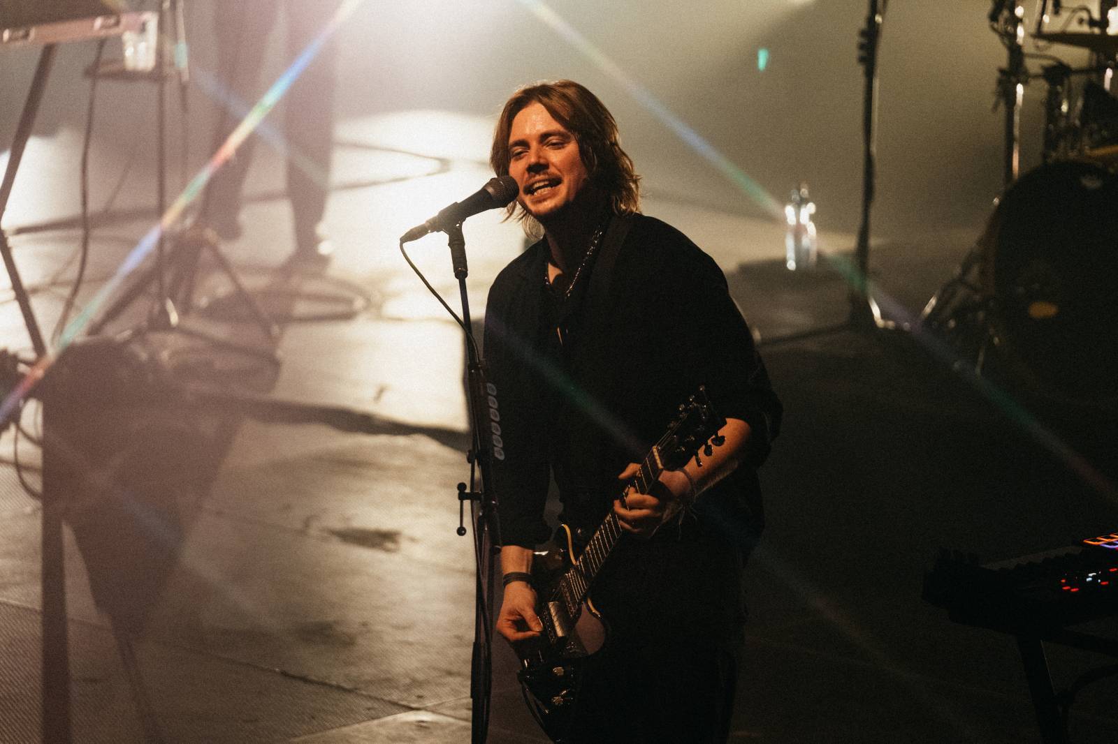 LIVE: Pár minut ticha Nothing But Thieves a jejich Dead Club nezastavilo